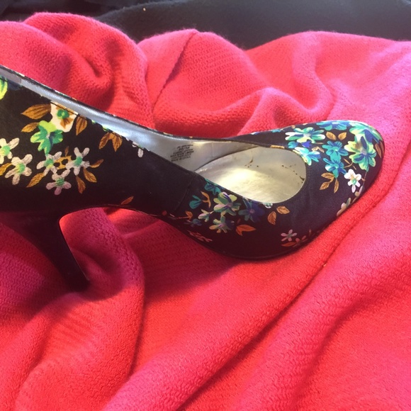 JESSICA SIMPSON Silk Fabric Floral Heels ON SALE - Picture 4 of 6